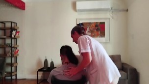 terapeuta se folla a su paciente en silla de ruedas. TERAPIAS ALTERNATIVAS