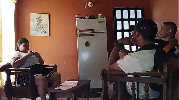 Soy una profesora muy cachonda y me gusta que mis dos alumnos preferidos me den una buena cogida para que pueda pasar de grado