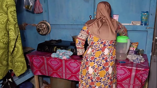 Ngentot Bu mertua ketika sedang memasak di dapur
