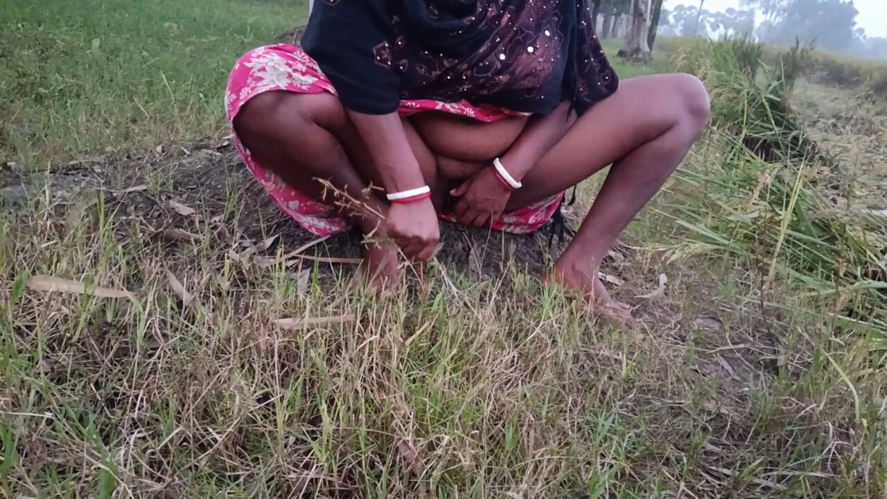 Dehati bhabhi jungle mein masti karne Gaya