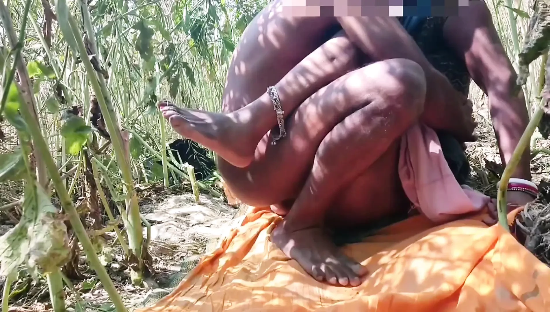 Sali apne jija se jungal me mangle karte huye pakdi gai jija sali ko khet me leta ke chut me kala lund dal diye the(hindi viral