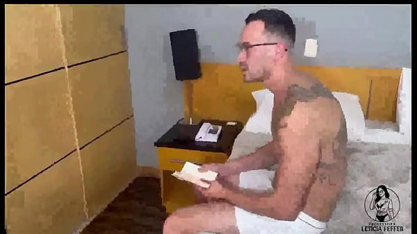 Putaria depois da reunião escolar. Professorinha, casada e safada, convence a gostosa Elisa Sanches a fuder com aluno pirocudo.