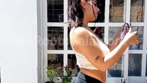 SE CALIENTA OLIENDOSE LAS BRAGAS USADAS